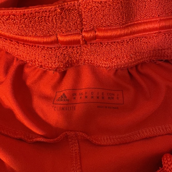 🤠 Adidas Red short size M - Picture 2 of 3